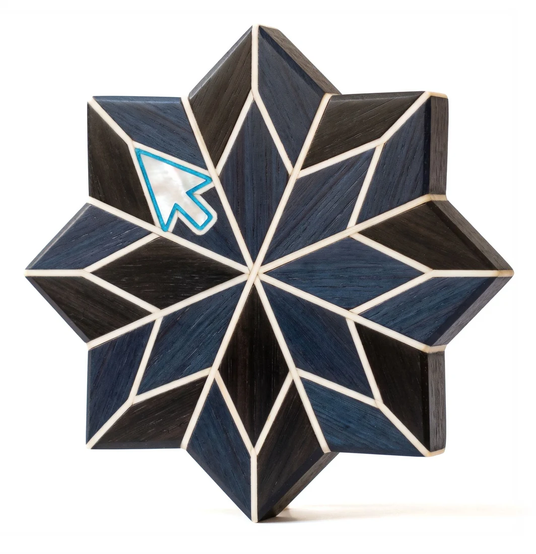 Estrella de taracea de madera de ébano y azul con un cursor de nácar, de pie y con la cara hacia el texto
